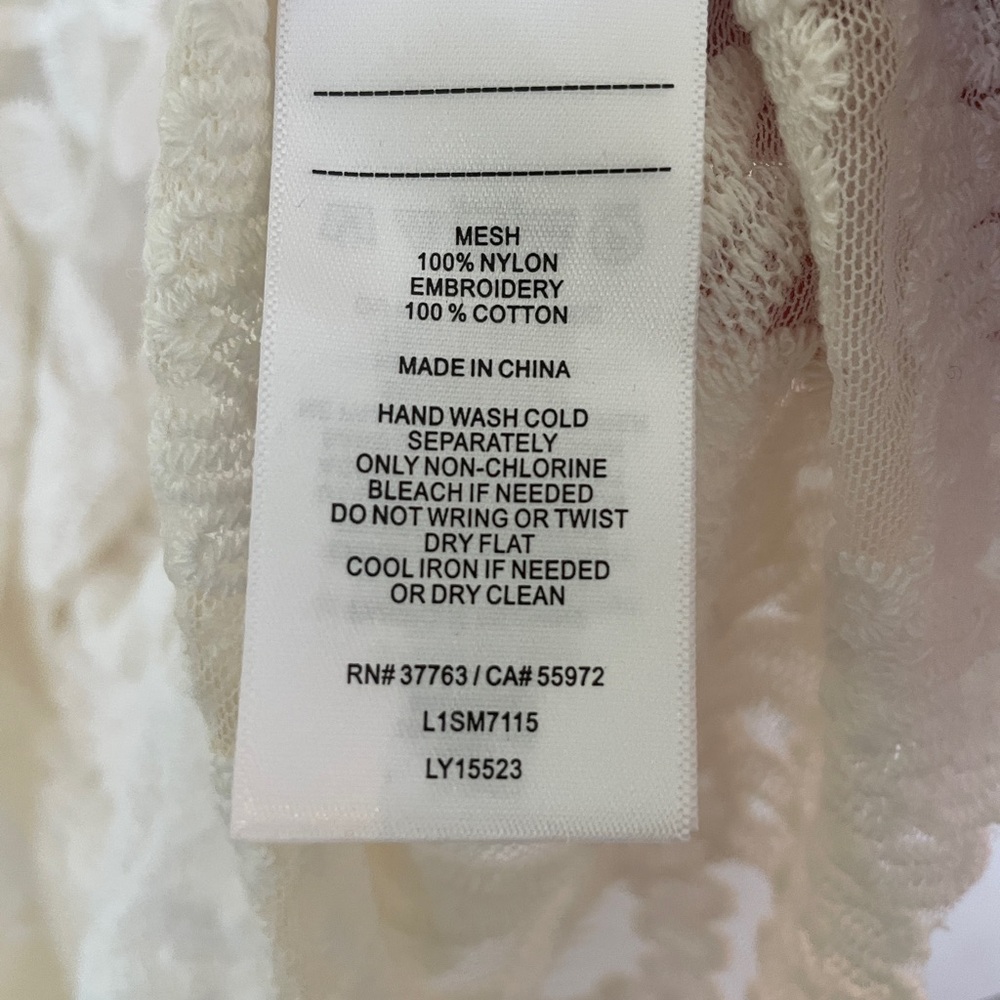 Laundry By Shelli Segal - Beautiful Lace Top in shade “Vanilla Ice”.  NWT!! - Picture 5 of 7